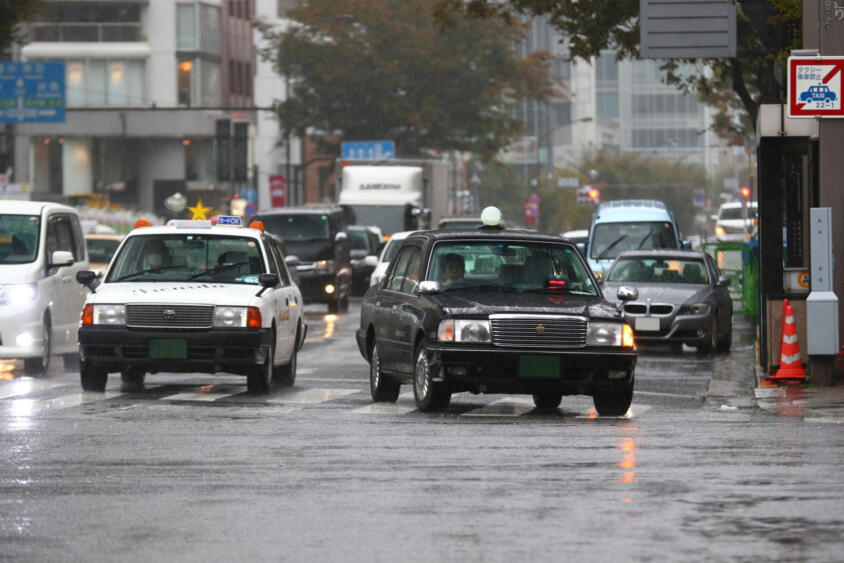 「豪雨時こそタクシー」の気もちはわかるが無茶な要望！　台数不足じゃない「待ってもタクシーがこない」納得の理由