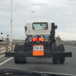 「骨組みだけ」でドコへいく？　運転席とタイヤだけで公道を走る新車トラックの正体