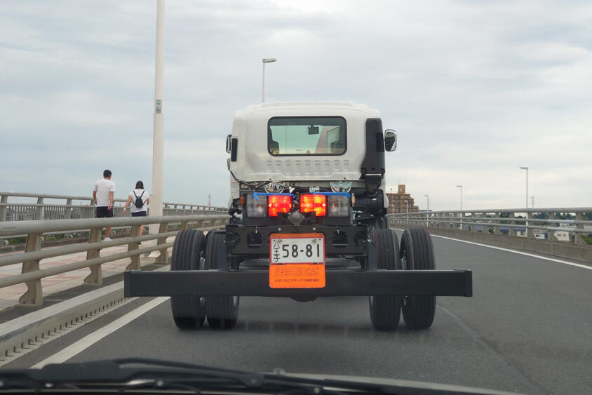 「骨組みだけ」でドコへいく？　運転席とタイヤだけで公道を走る新車トラックの正体
