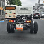 【画像】「骨組みだけ」でドコへいく？　運転席とタイヤだけで公道を走る新車トラックの正体 〜 画像1