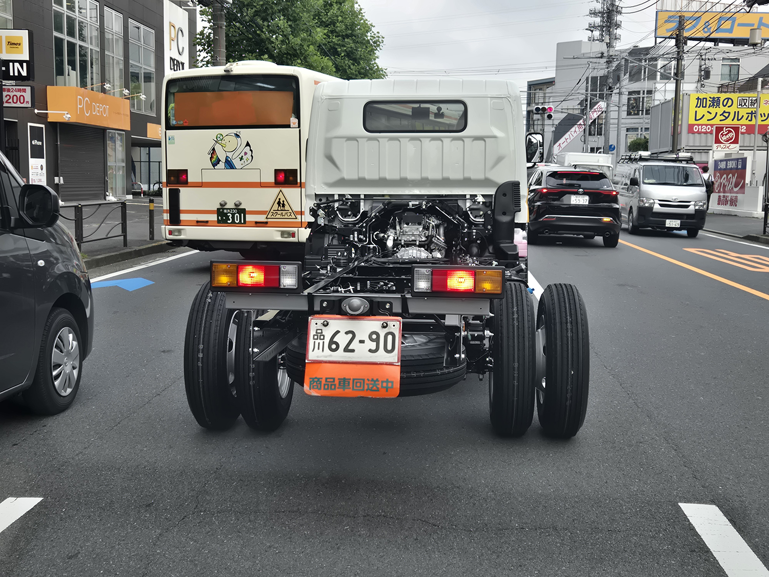 回送中のキャブ付きシャシーの様子