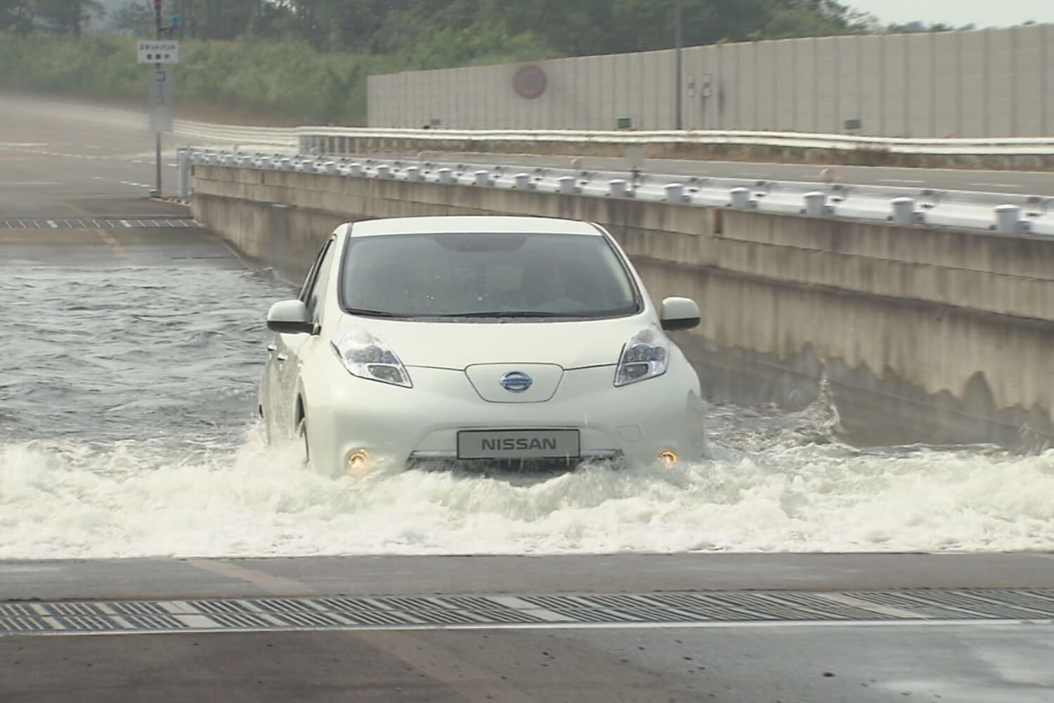 日産リーフのテスト風景