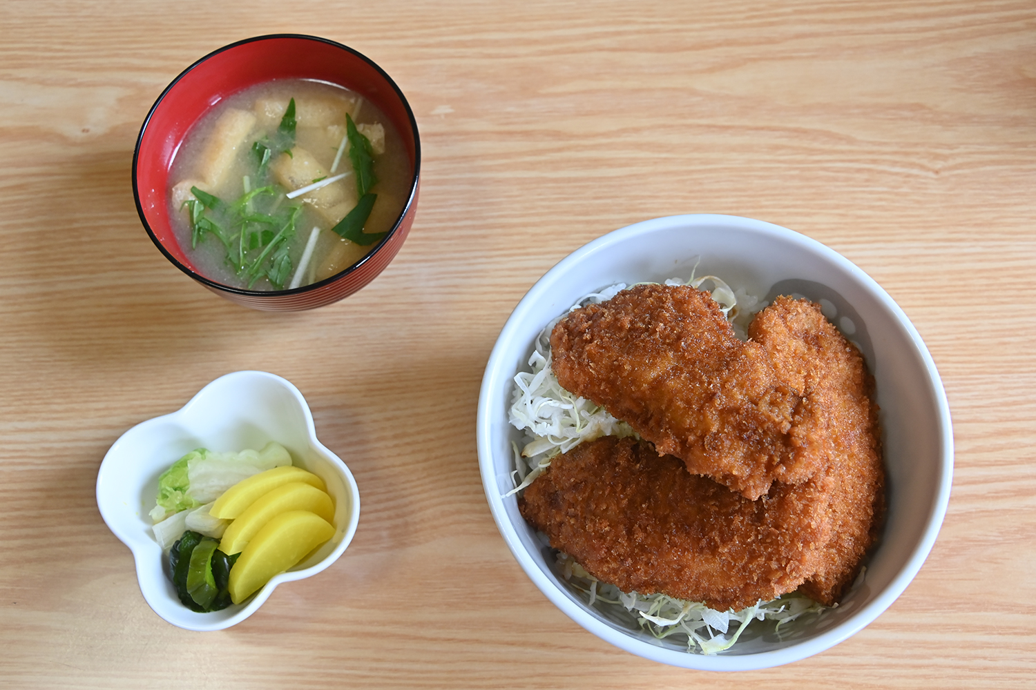 エビフライに唐揚げと焼肉まで山盛りの「トン子定食」がスゴすぎた【Ｐ専食堂】 〜 画像4