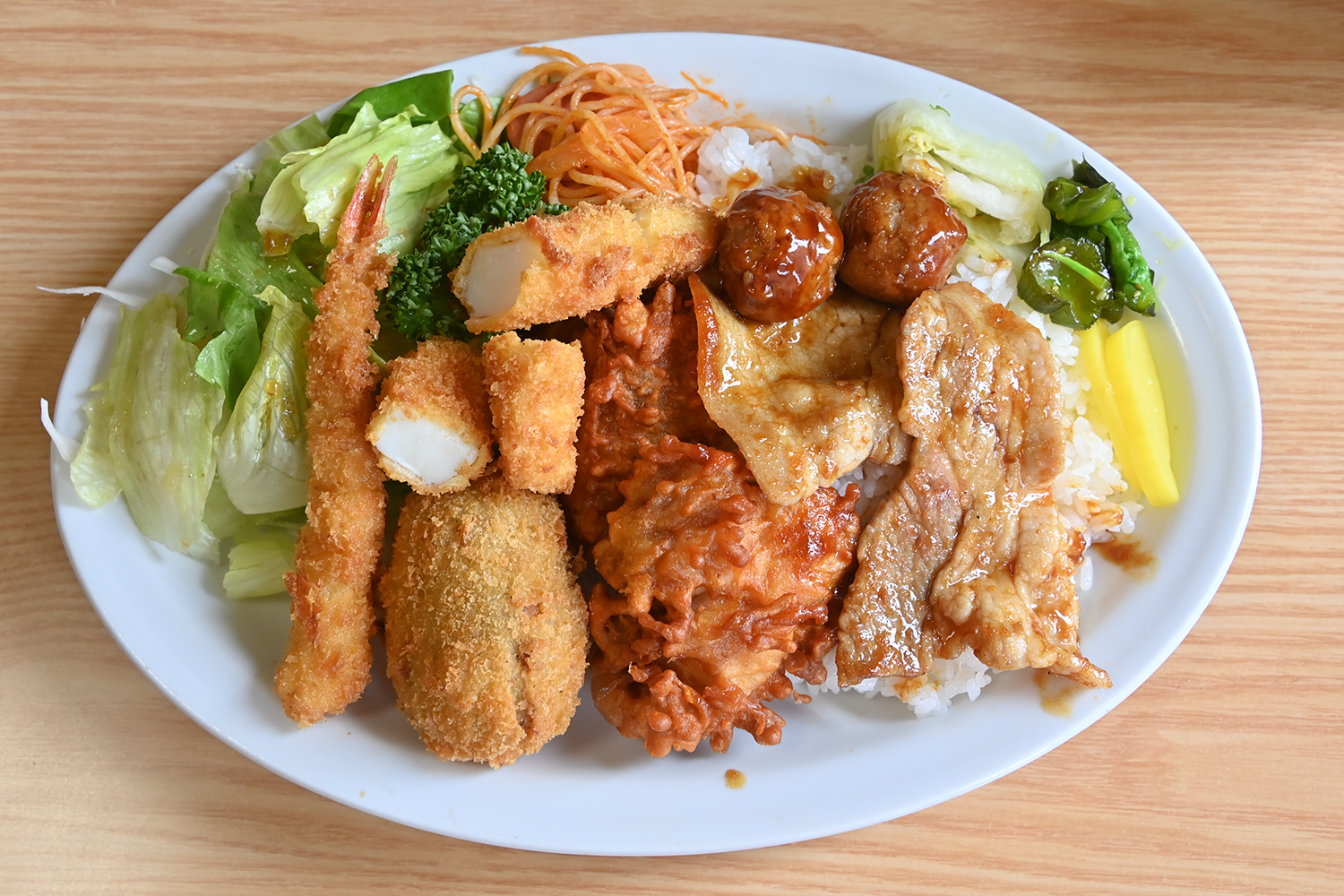 エビフライに唐揚げと焼肉まで山盛りの「トン子定食」がスゴすぎた【Ｐ専食堂】 〜 画像6