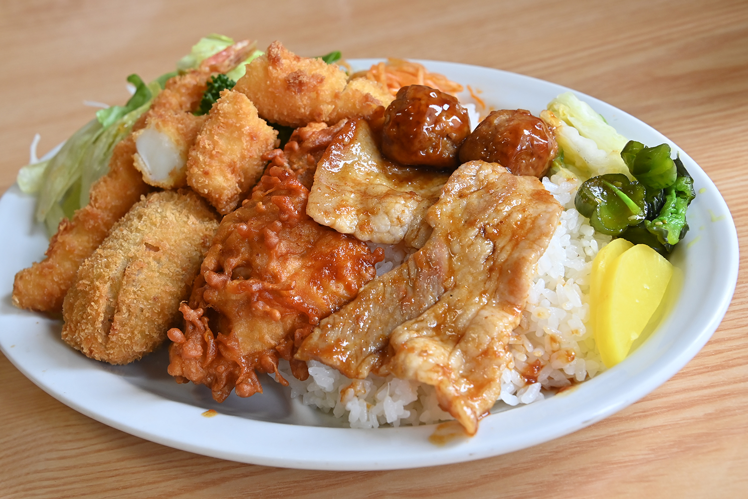 エビフライに唐揚げと焼肉まで山盛りの「トン子定食」がスゴすぎた【Ｐ専食堂】 〜 画像7