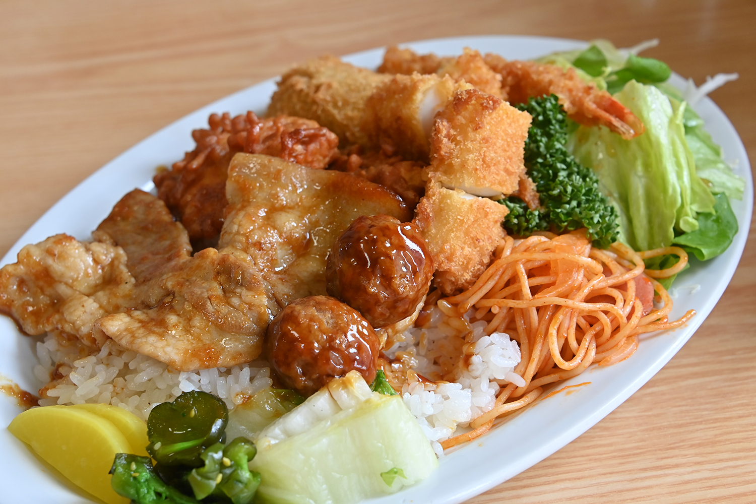 エビフライに唐揚げと焼肉まで山盛りの「トン子定食」がスゴすぎた【Ｐ専食堂】