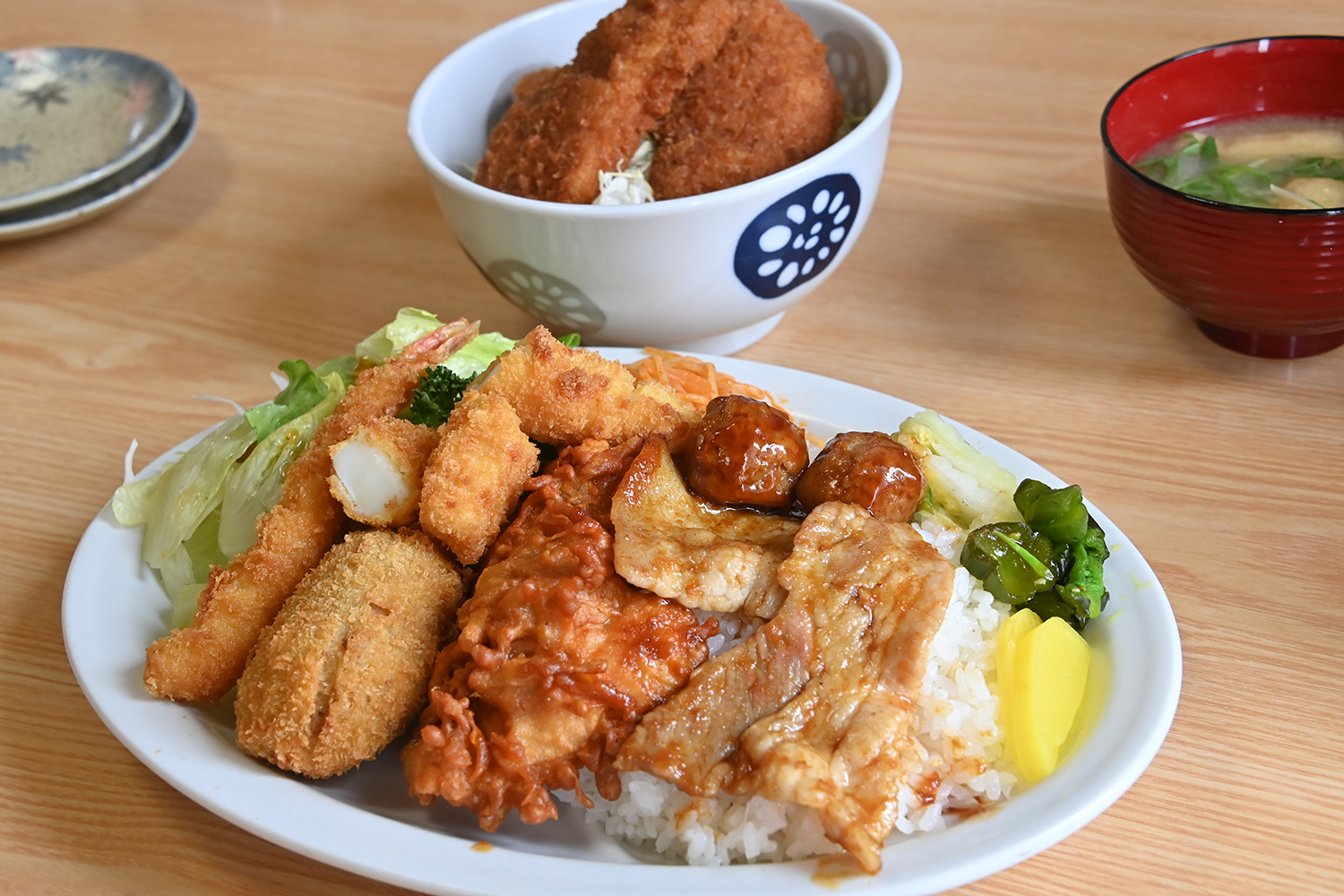 エビフライに唐揚げと焼肉まで山盛りの「トン子定食」がスゴすぎた【Ｐ専食堂】 〜 画像11