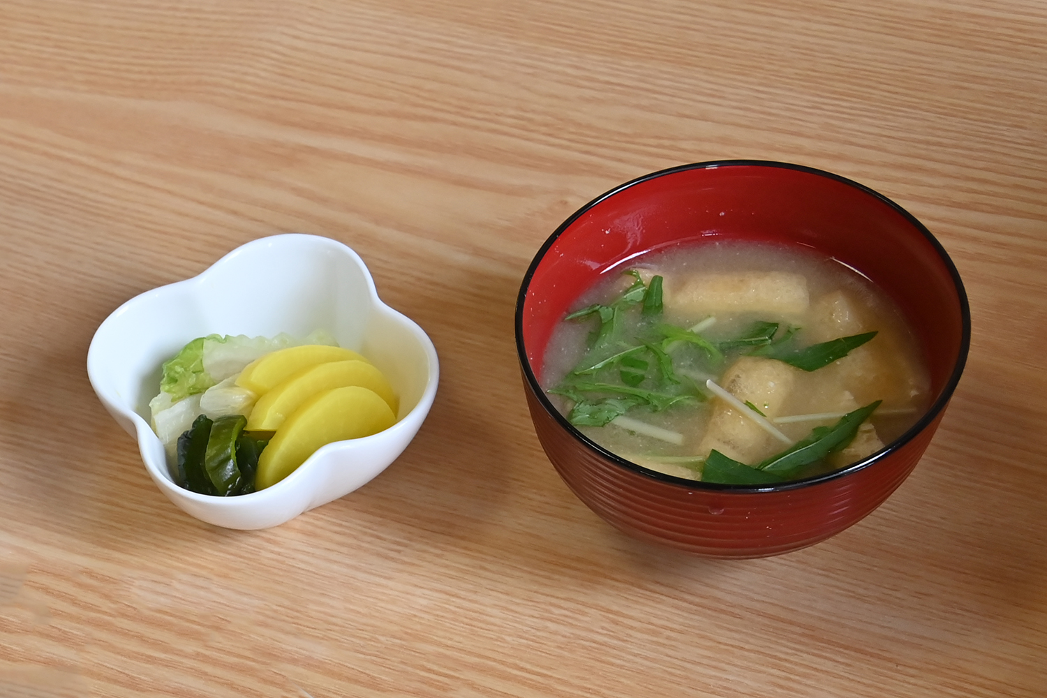 お食事処 トン子のおみそ汁とお新香