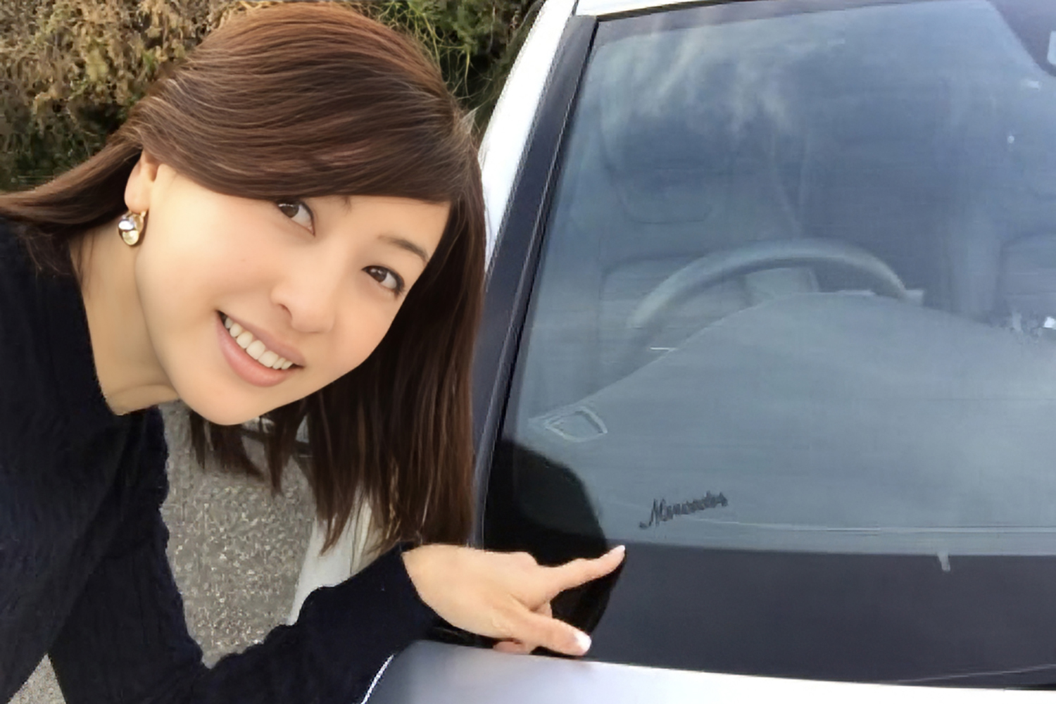 吉田由美さんとメルセデス・ベンツのフロントウインドウ