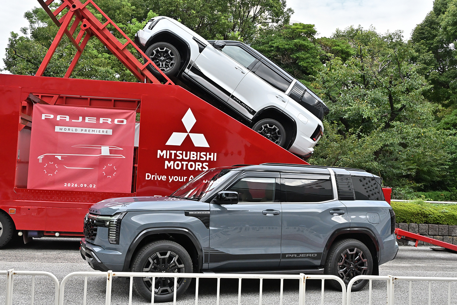 三菱パジェロの登坂デモンストレーション