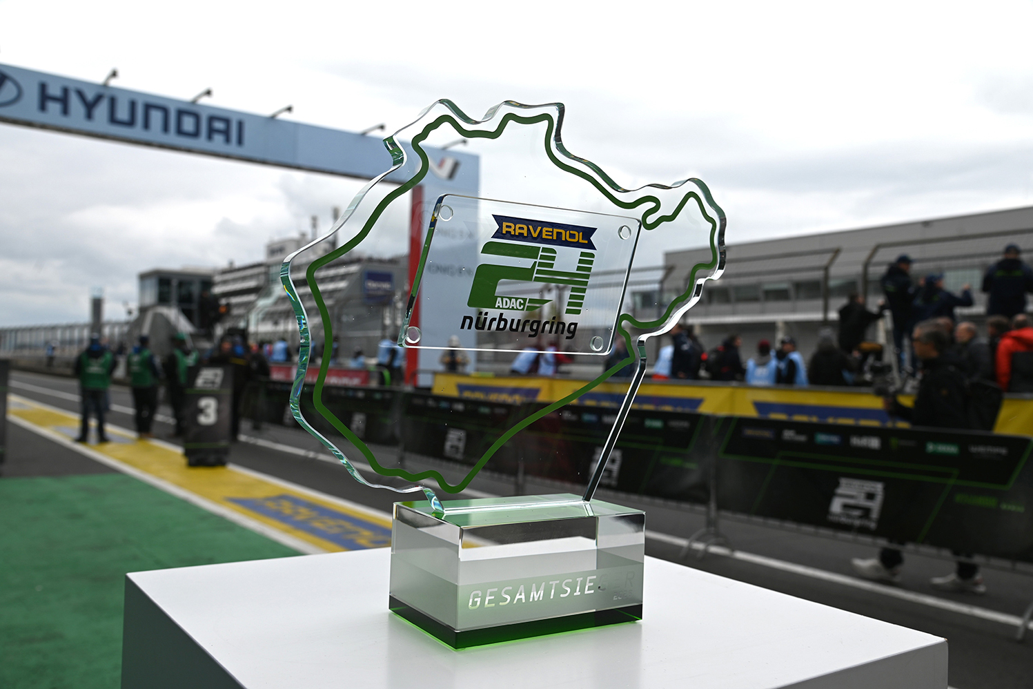 ニュル24時間レースは嘘から生まれたＭ３ツーリングGT3のまさかの総合３位ゲットで大盛況【みどり独乙通信】 〜 画像18