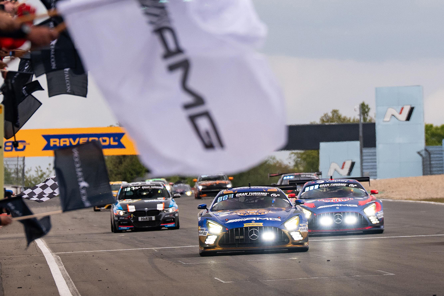 ニュル24時間レース総合優勝のメルセデスAMG GT3のゴール 〜 画像27