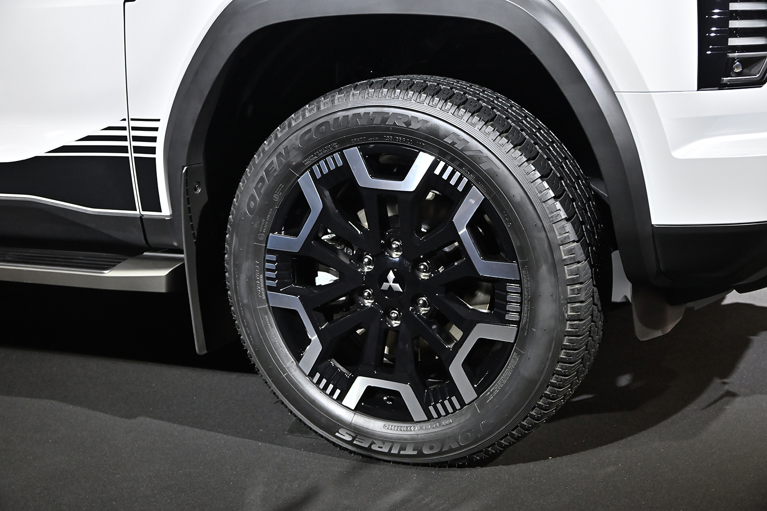 新型パジェロのタイ仕様純正用品車が「日本でも欲しい」と思わせる完成度だった 〜 画像9