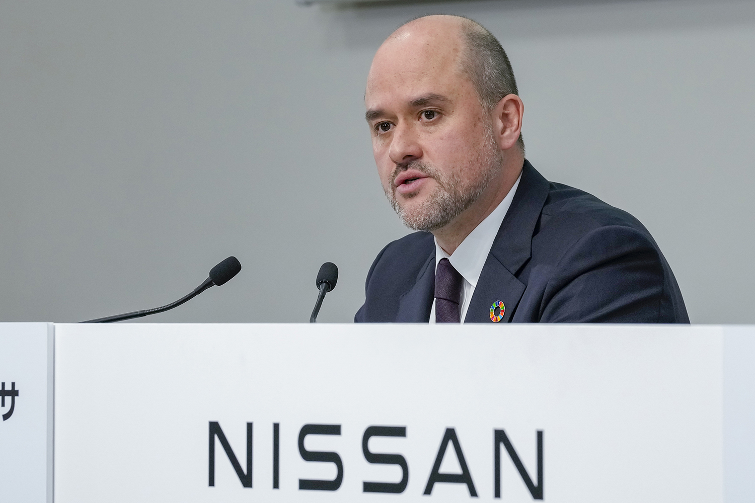 決算報告をする日産のエスピノーサ社長