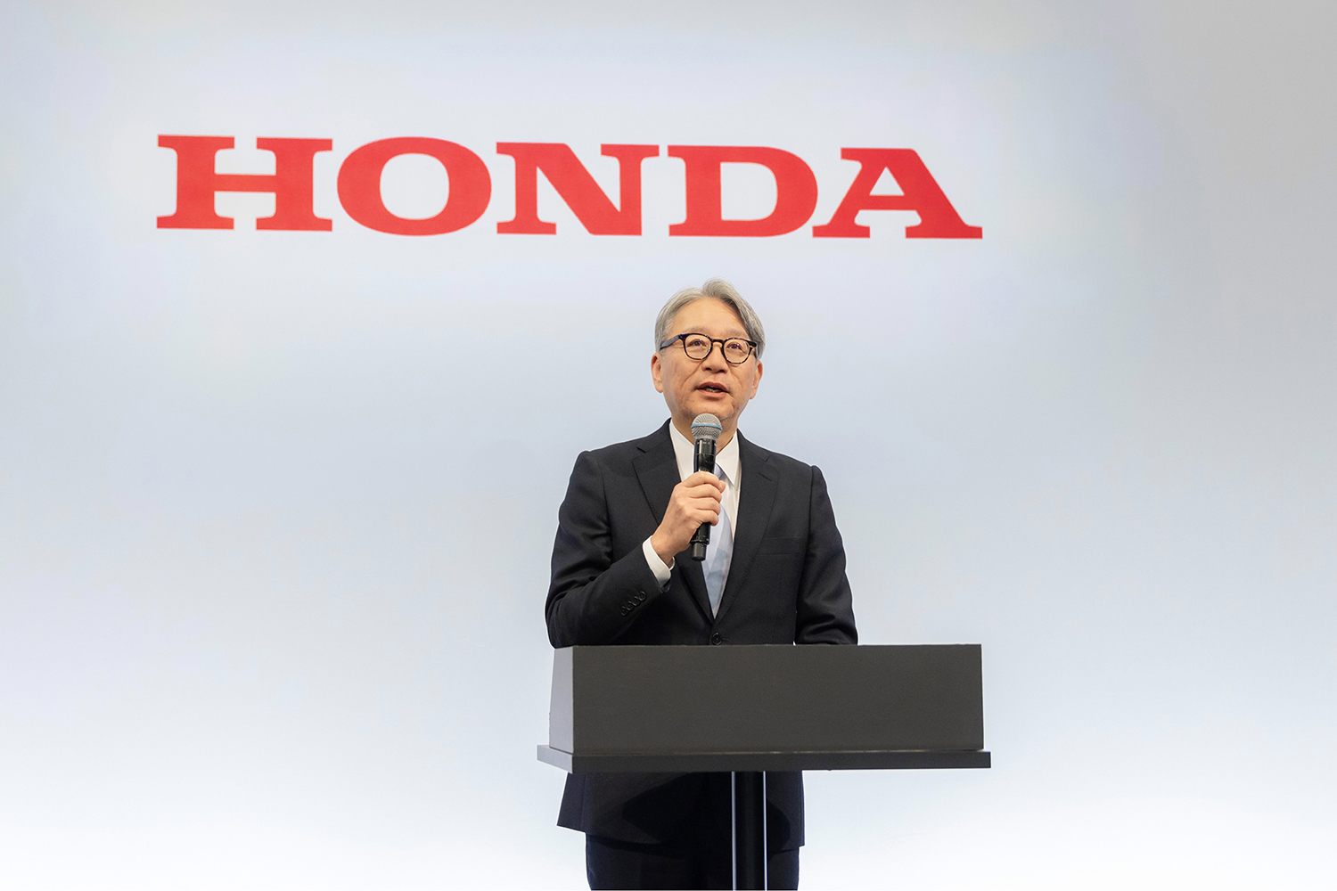 決算報告をするホンダの三部社長