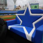【画像】横浜スタジアムのベイスターズ戦は「リーフでリリーフ」！　新型リーフがベイスターズ仕様のリリーフカーに変身 〜 画像22