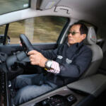 【画像】日産ならもっと上質さを追求できるはず！　伝説のレーシングドライバーがノートオーラを徹底評価【ガンさんこと黒沢元治のDPQ：日産ノートオーラ編】 〜 画像15