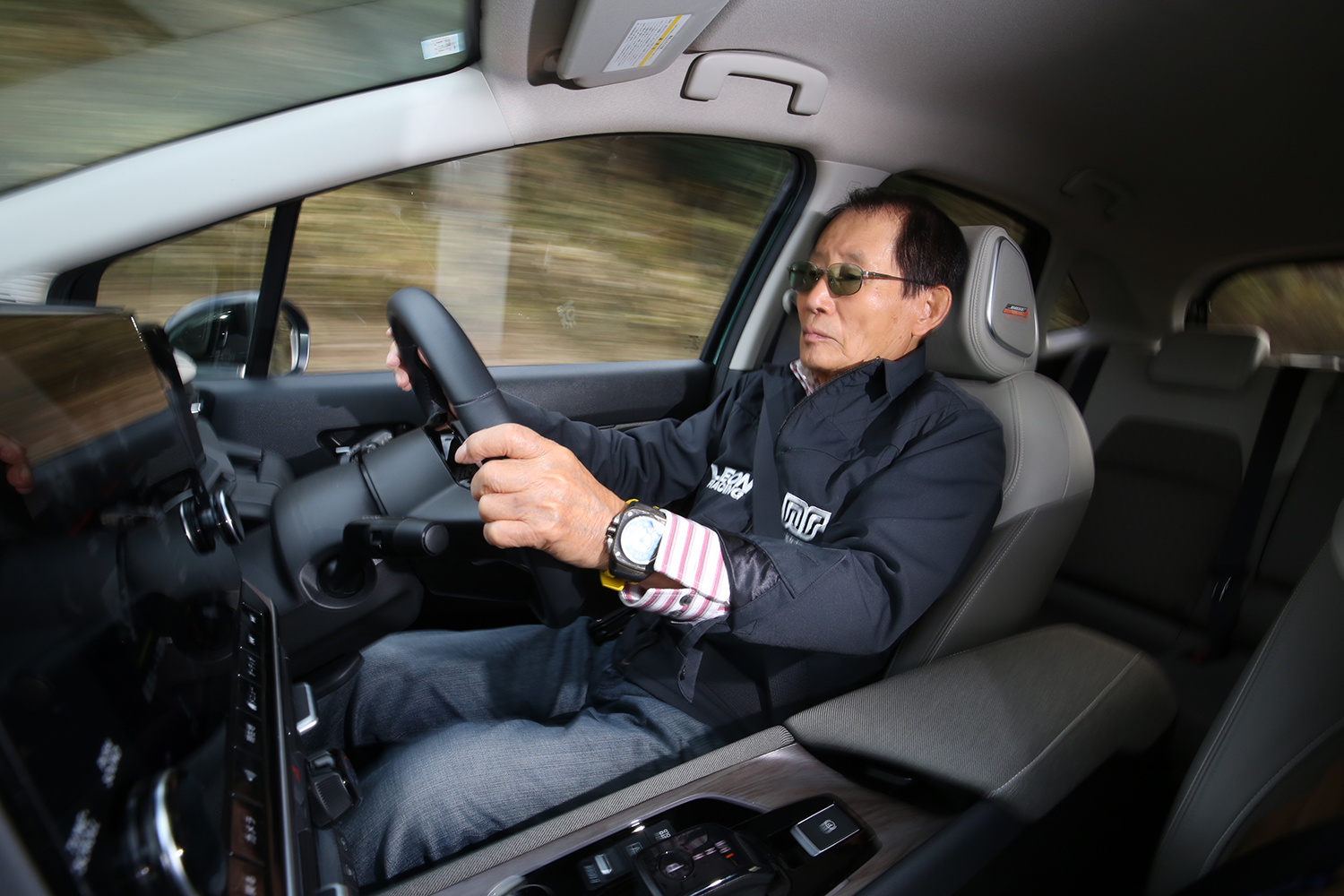日産ノートオーラを運転する黒沢元治さん