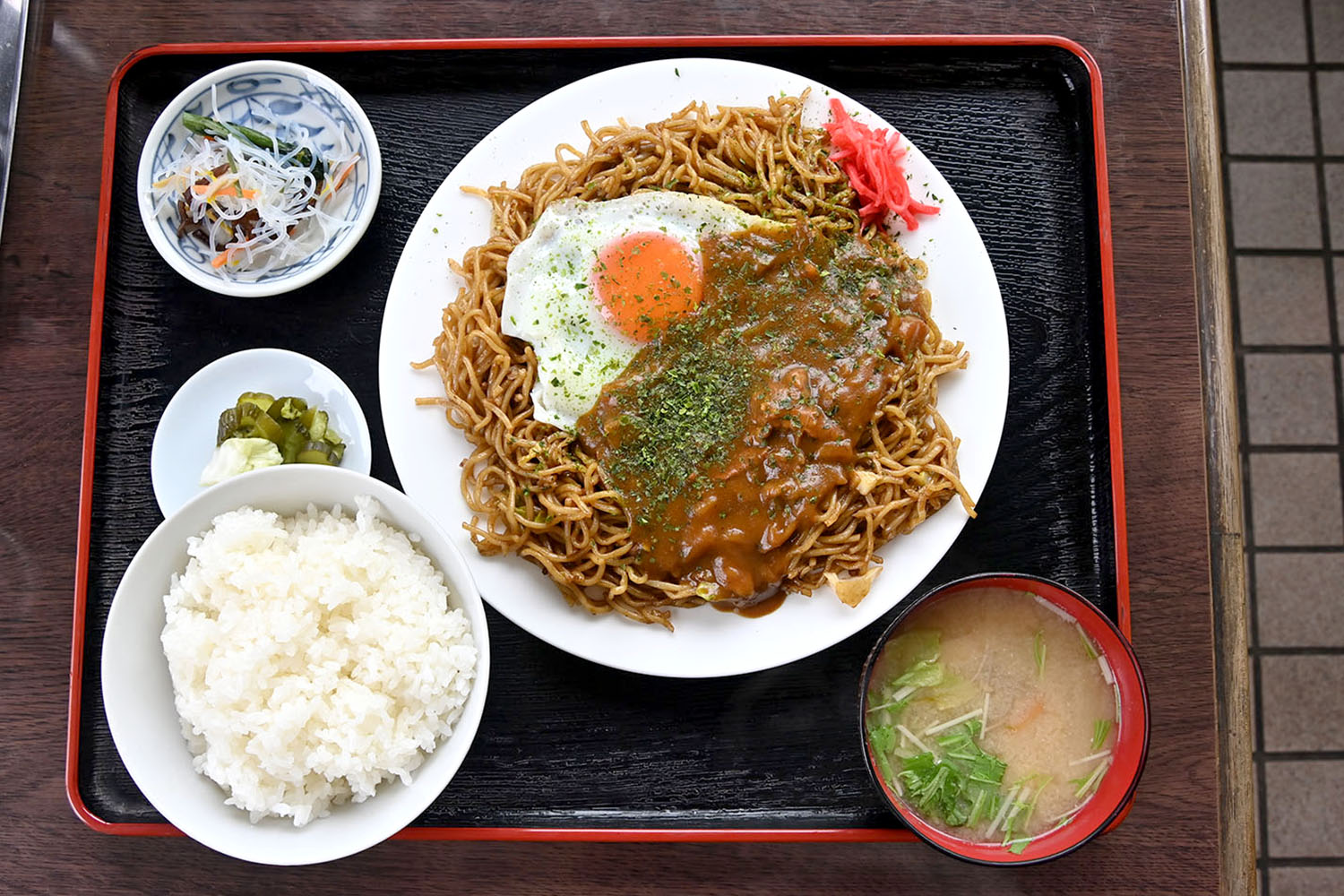 大判屋のカレー玉子付き焼きそば定食