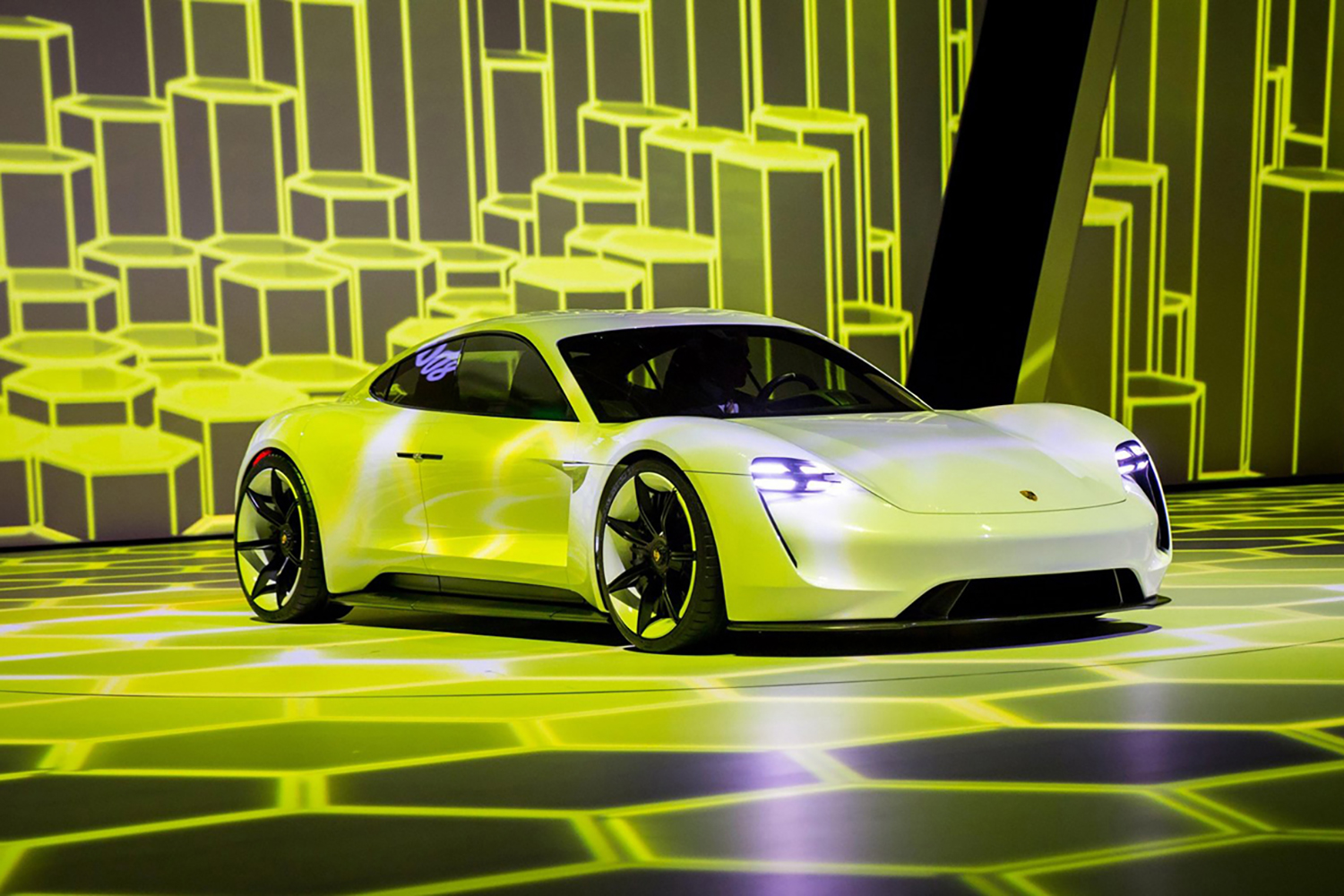 フランクフルトモーターショーで発表されたポルシェ・ミッションE