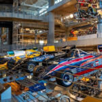 【画像】F1マシンが空を舞う！　6000km走破で見つけた米国「ロータス博物館」の常識破りな展示に絶句 〜 画像17