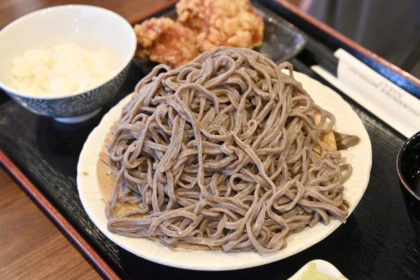 蕎麦好きももつ煮好きも昇天確実！　味はもちろん量もアッパレな食堂に川越で突入【Ｐ専食堂】