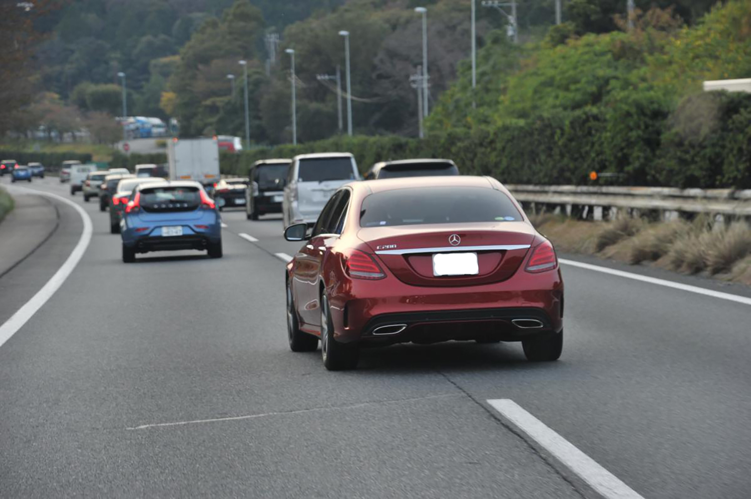 車線変更する車両