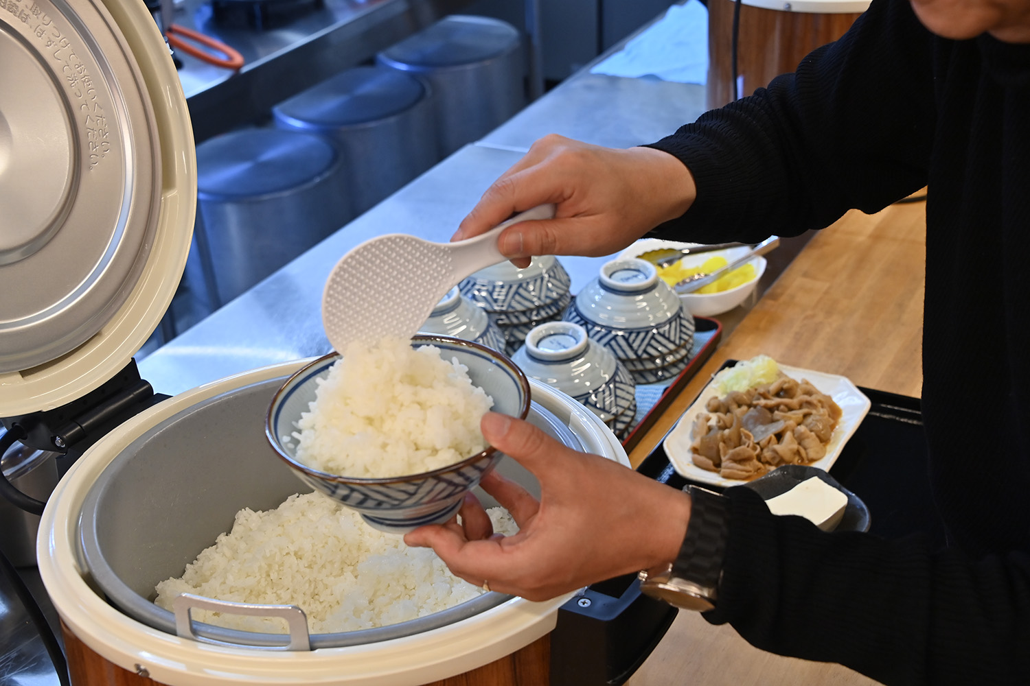 「安西食堂」は米もネギも味噌汁もおかわり自由の盛り放題セルフサービス【Ｐ専食堂】
