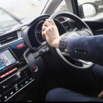 左利きの人は運転が上手いが事故率は高い？　利き手と運転の相関関係の真相を専門家に聞いてみた