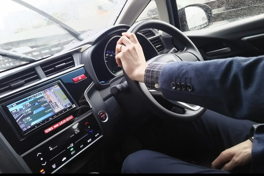 左利きの人は運転が上手いが事故率は高い？　利き手と運転の相関関係の真相を専門家に聞いてみた