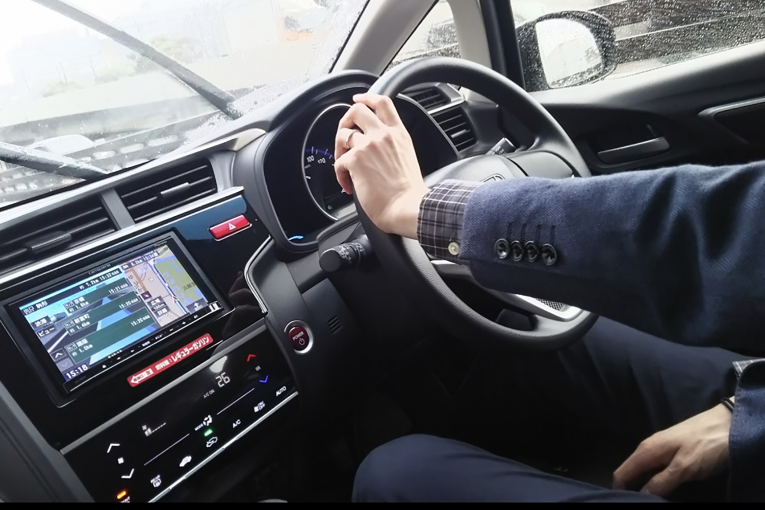 左利きはやっぱり運転もうまい!?　「利き手」とクルマの意外な関係とは
