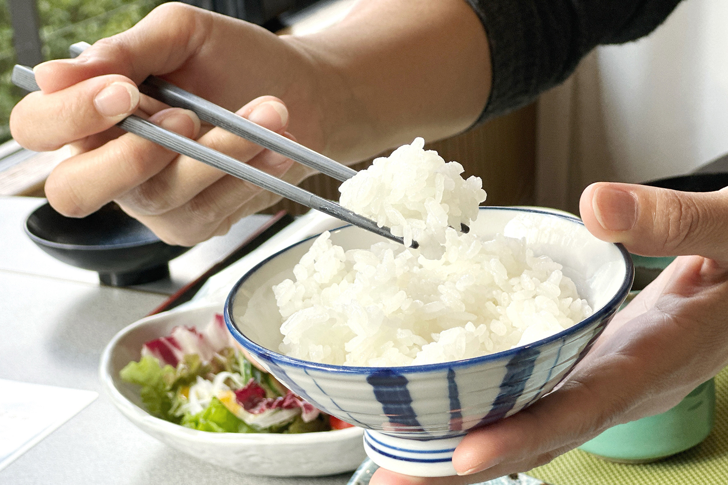 お箸は右、お茶碗は左