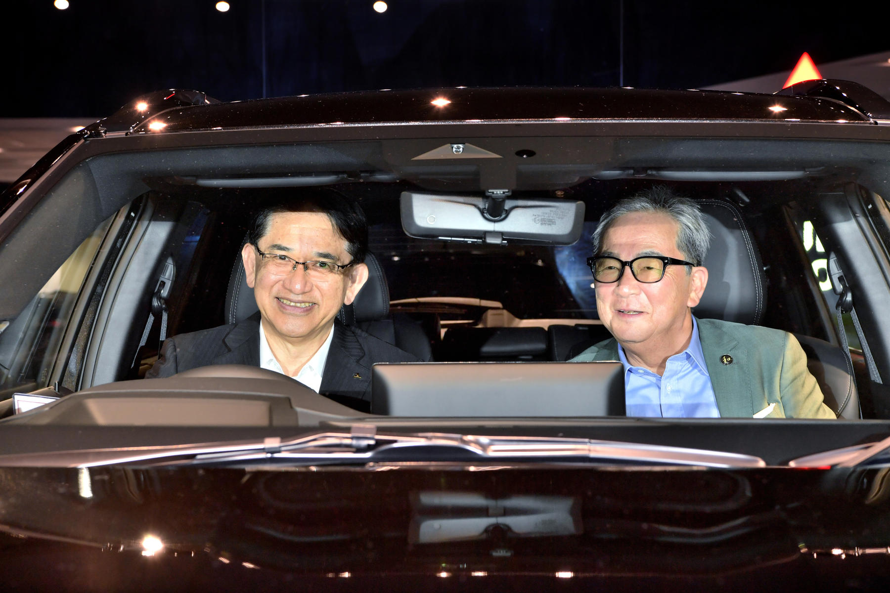 三菱アウトランダーPHEVに乗車する岸浦社長と清水和夫さん
