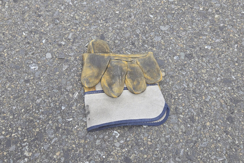 「誰が脱ぎ捨てた？」道路端に落ちている“片方だけの靴と軍手”。その裏にあるトラック運転手の切実な事情