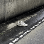 【画像】「誰が脱ぎ捨てた？」道路端に落ちている“片方だけの靴と軍手”。その裏にあるトラック運転手の切実な事情 〜 画像3