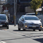 路駐車両を避けるときウインカーは必要？ 　知っておきたい「進路変更」のルール
