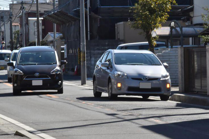 路駐車両を避けるときウインカーは必要？ 　知っておきたい「進路変更」のルール