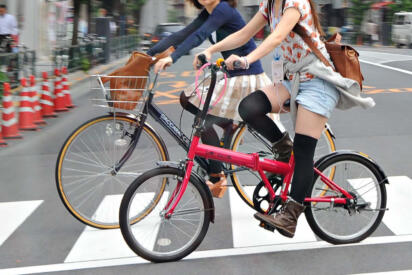 横断歩道を乗ったまま渡る自転車！　歩行者がいると反則金は5000円の違反の可能性あり
