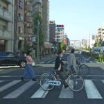 【画像】横断歩道を乗ったまま渡る自転車！　歩行者がいると反則金は5000円の違反の可能性あり 〜 画像1