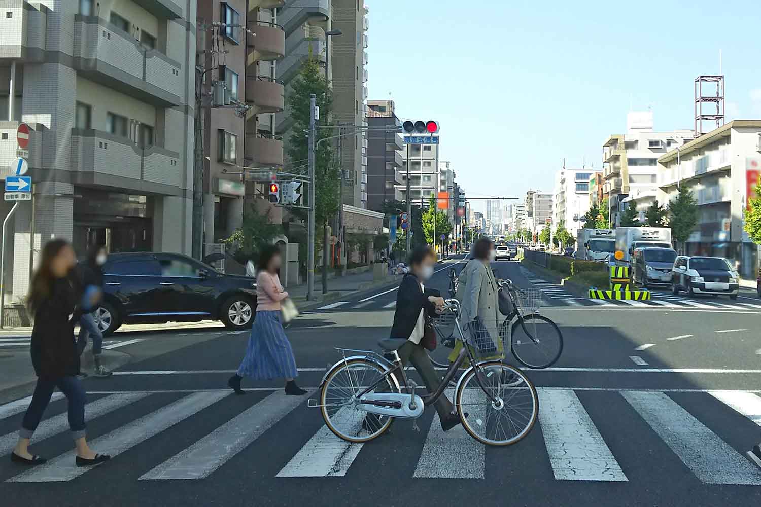 横断歩道を走る自転車