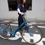 【画像】横断歩道を乗ったまま渡る自転車！　歩行者がいると反則金は5000円の違反の可能性あり 〜 画像2