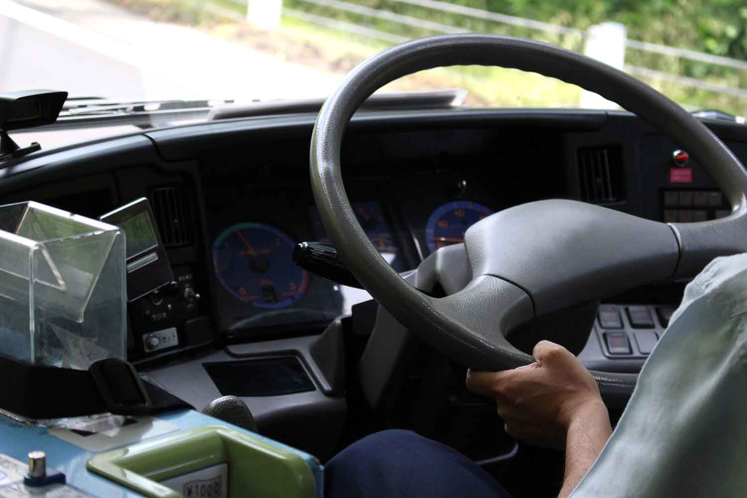 バス運転士の操縦