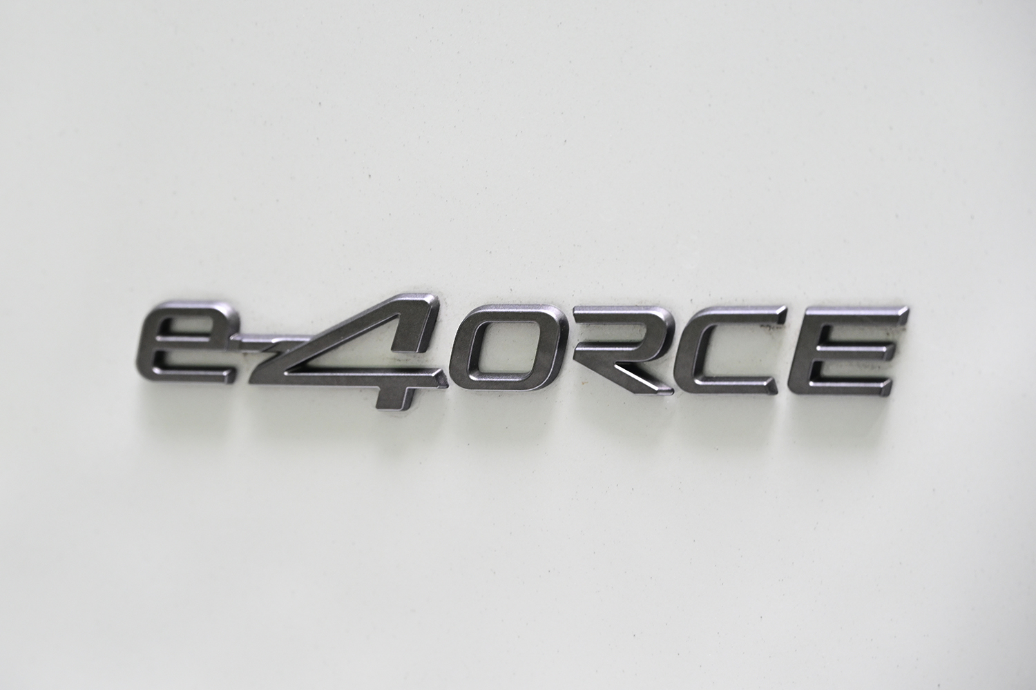 新型エルグランド e-4ORCEエンブレム
