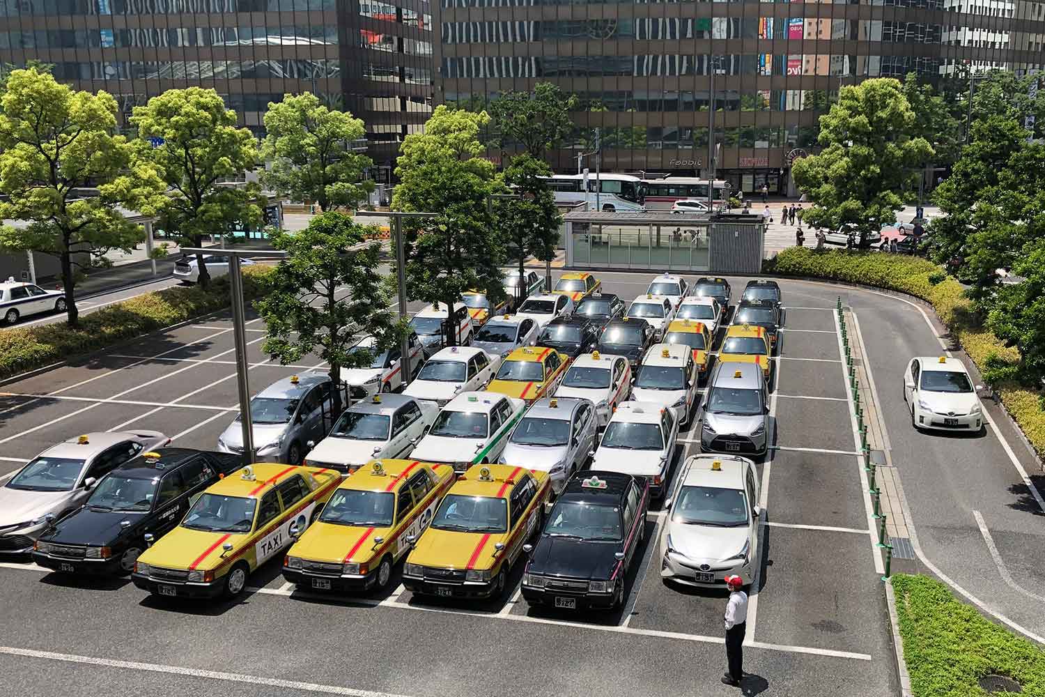 モータープールに停車するタクシー