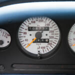 【画像】世界を見渡しても最高130km/h程度なのになぜ？　高性能市販車が使わなくても「300km/hまで表示のあるメーター」を採用する理由 〜 画像1