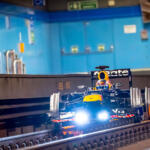 Ｆ１マシンが地下鉄の線路を爆走!?　レッドブル「RB８」がマドリードの地下トンネルを史上初走行