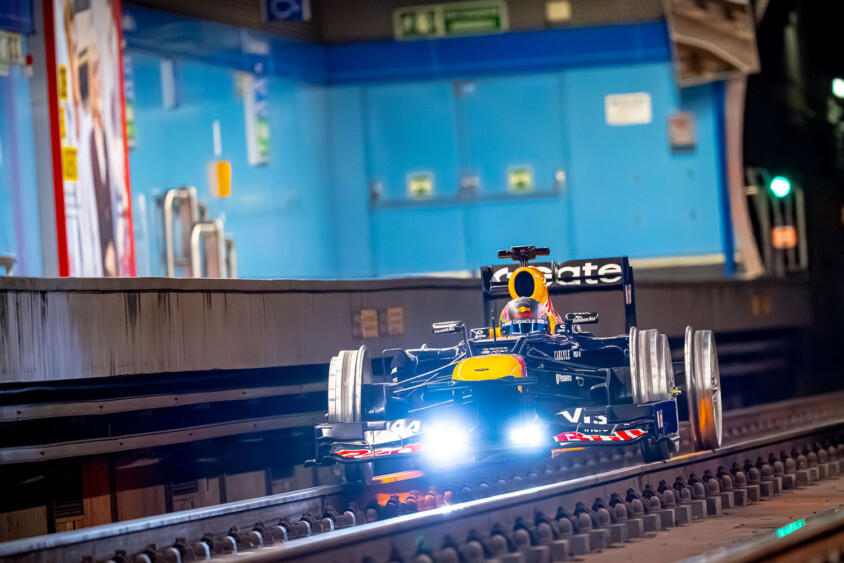 Ｆ１マシンが地下鉄の線路を爆走!?　レッドブル「RB８」がマドリードの地下トンネルを史上初走行