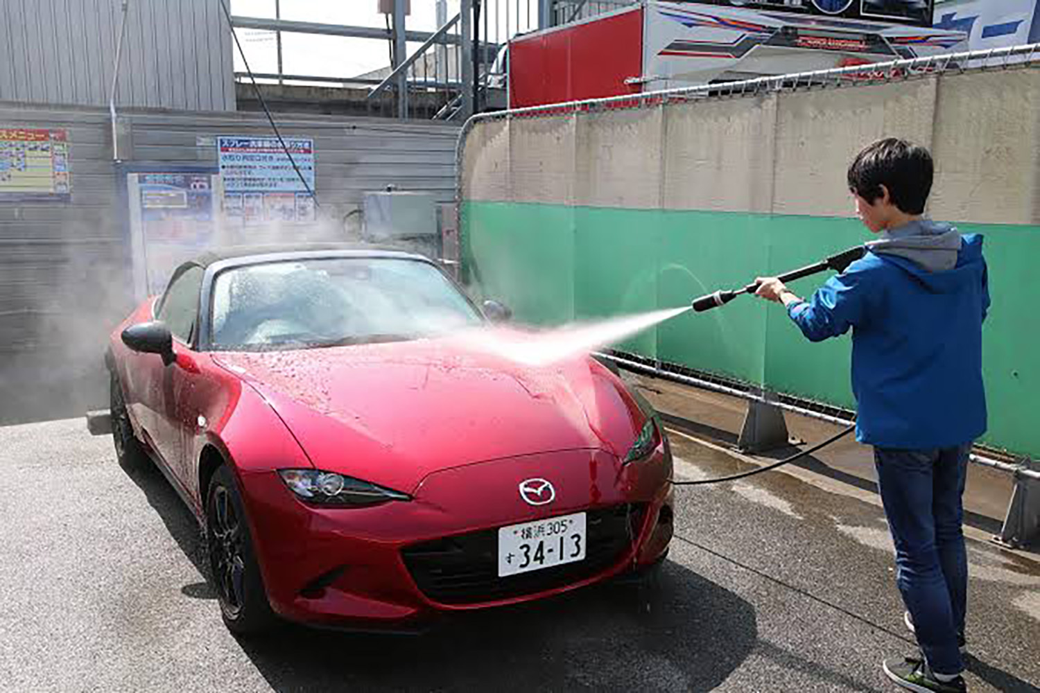 洗車するカーマニア