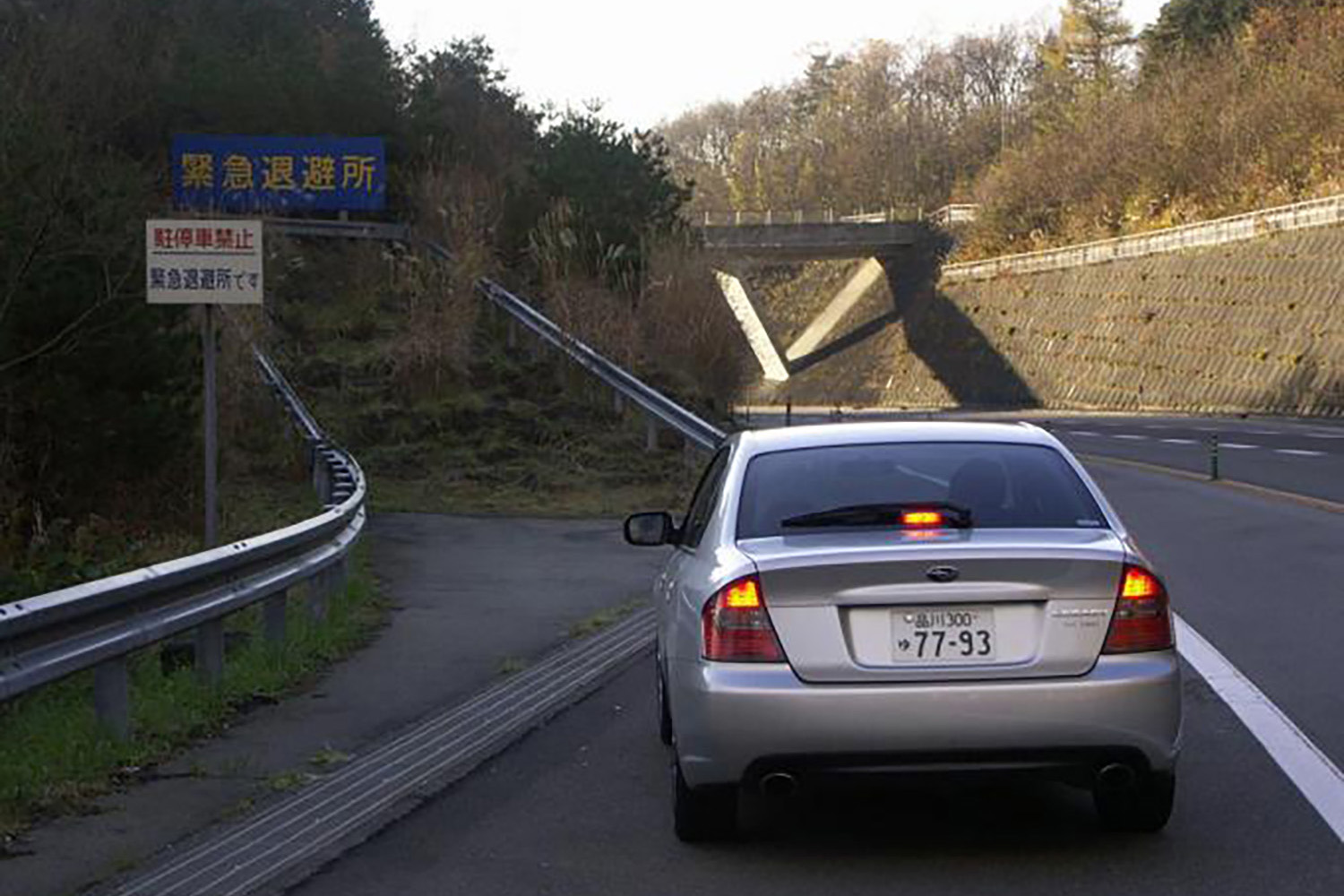路肩へ駐車しているクルマ