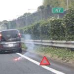 走行中に愛車がトラブル！　路肩のない道で二重事故を防ぐための優先行動